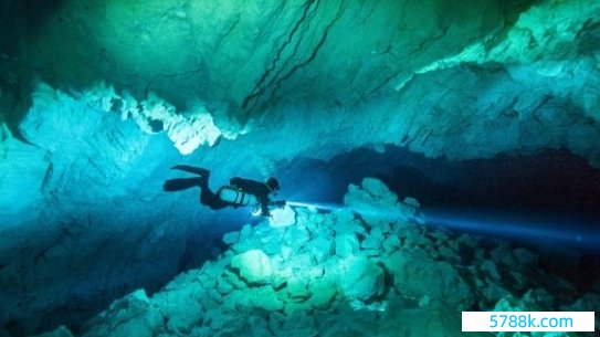 洞穴潜水员探索纳拉伯平原下方的洞穴 图源：外媒